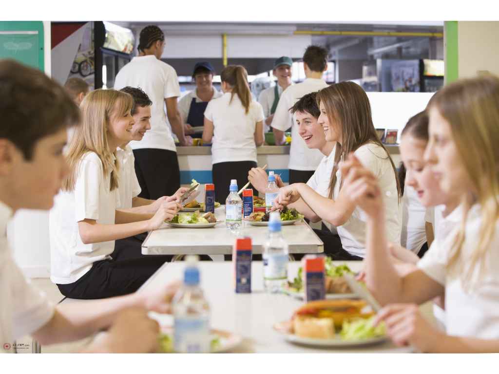食堂で高校生達が昼食を食べている様子