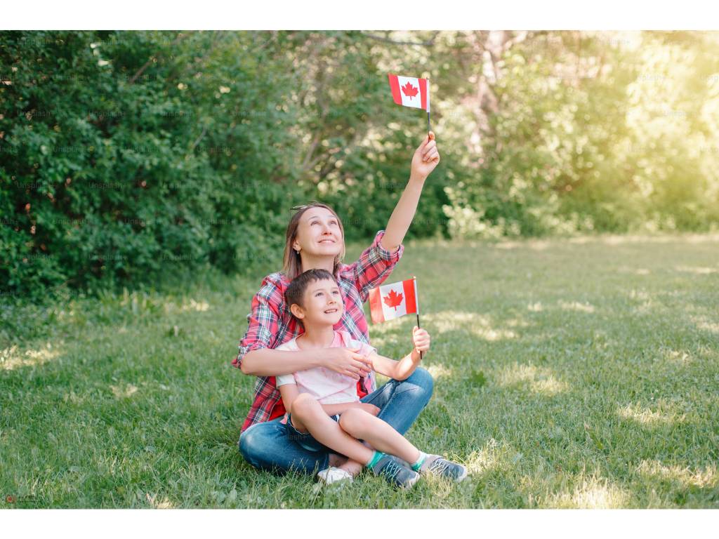 母親と幼い子供がカナダの国旗を持っている様子