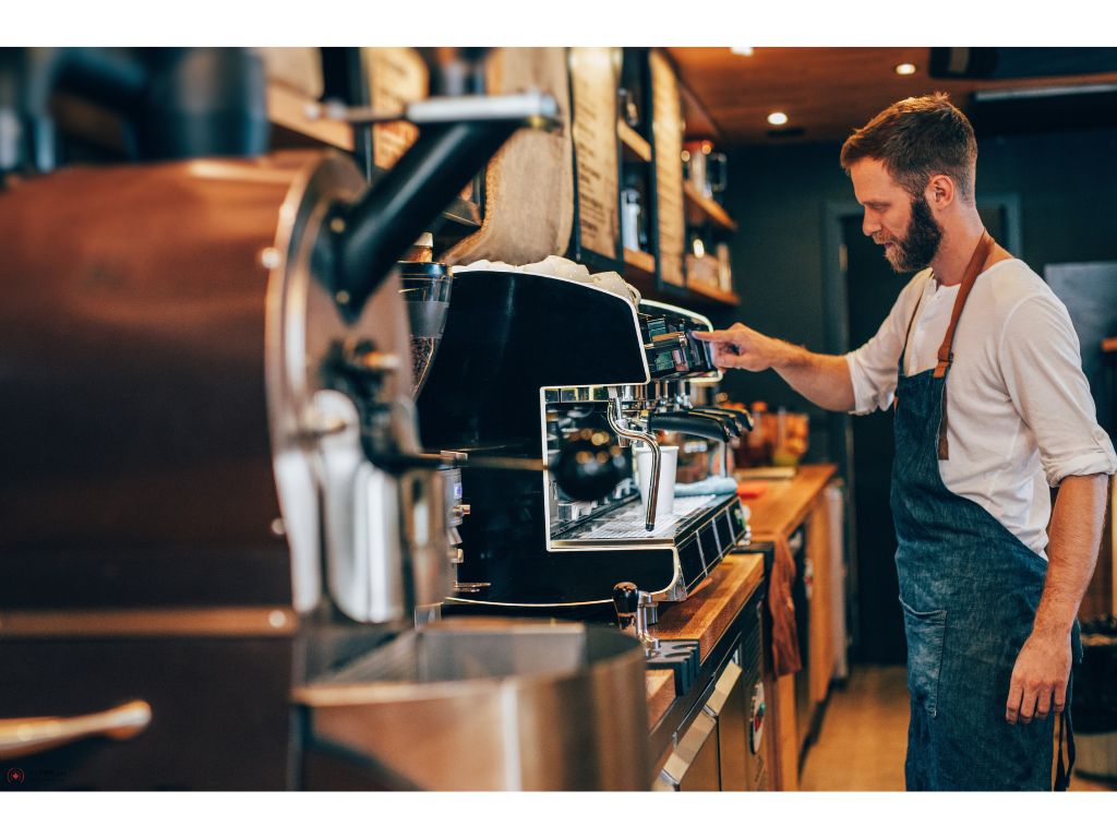 カフェの厨房で店員の男性がコーヒーを淹れている