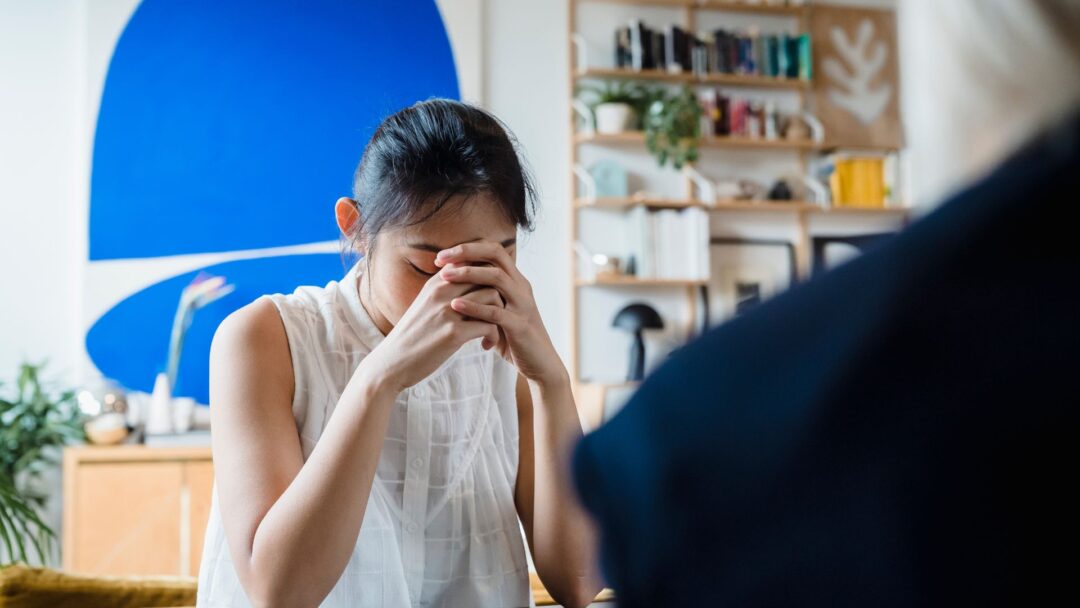 女性が悩んでいる姿