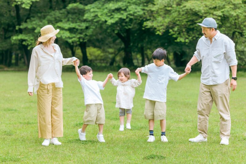 5人家族が公園で楽しく過ごす様子